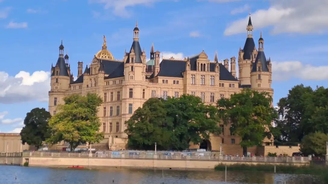 Schweriner Schloss auf Insel
